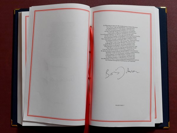 a Boris Johnson Brexit Anlaşmasını imzaladı