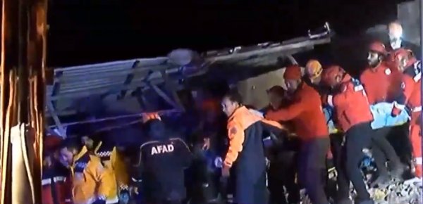 Elazığ'da kurtarma çalışmaları başladı