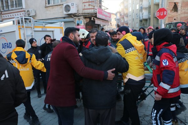 a Elazığ'da enkazdan bir kişi daha çıkarıldı