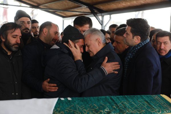 Elazığ'da ölen aynı aileden 5 kişi toprağa verildi