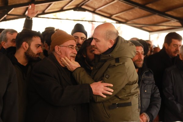 Elazığ'da ölen aynı aileden 5 kişi toprağa verildi