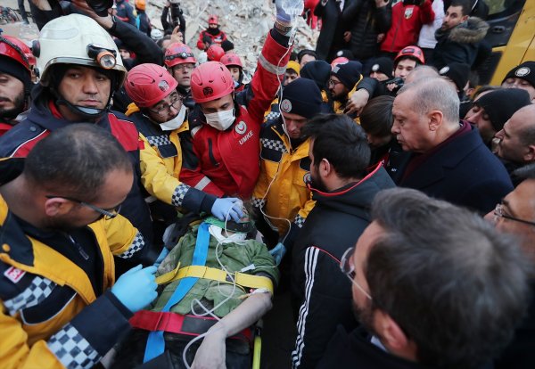 a Cumhurbaşkanı Erdoğan, depremzedelerle buluştu