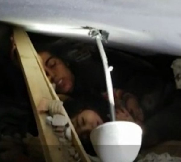 i Anne ve 2,5 yaşındaki çocuğunun enkazdan kurtarılma anı