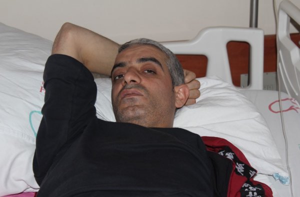 i Depremden korkan adam, belinden ve bacaklarından oldu