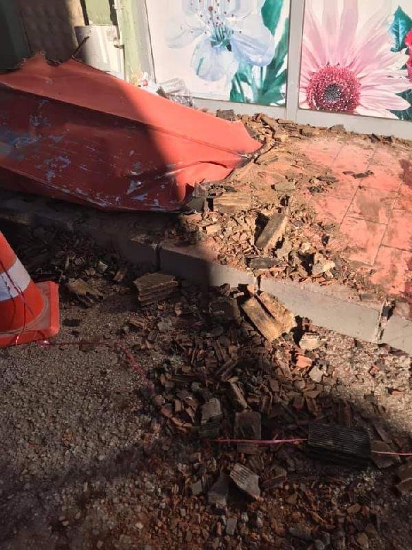 Depremde başına düşen sac parçasıyla öldü