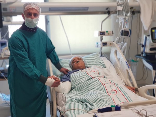 İtfaiye erinden enkazdan kurtardığı depremzedeye ziyaret