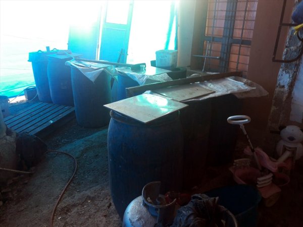a İmalathaneye dönüştürülen evden 1380 litre sahte içki çıktı