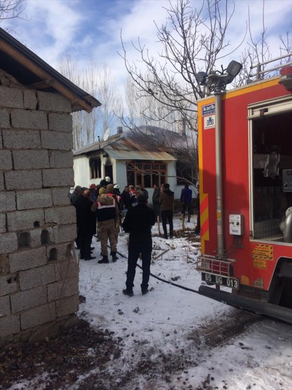 a Van'da evde çıkan yangında iki kardeş öldü