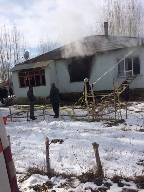 a Van'da evde çıkan yangında iki kardeş öldü