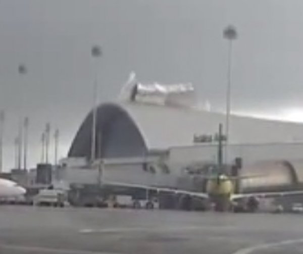 Brezilya'da rüzgar havaalanının çatısını uçurdu