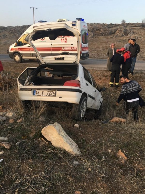 Denizli'de otomobil şarampole girdi