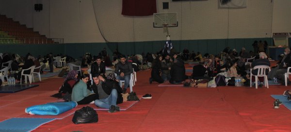 Evleri zarar gören vatandaşlar spor salonunda konaklıyor