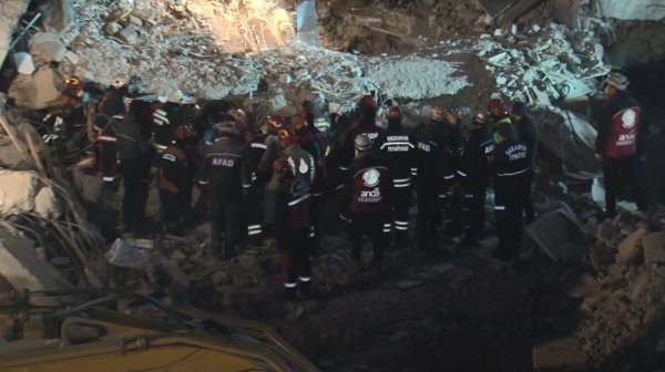 Enkaz altından bir kişinin daha cansız bedeni çıkarıldı