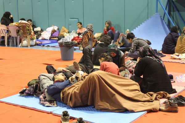 Evleri zarar gören vatandaşlar spor salonunda konaklıyor