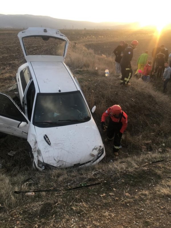 Denizli'de otomobil şarampole girdi