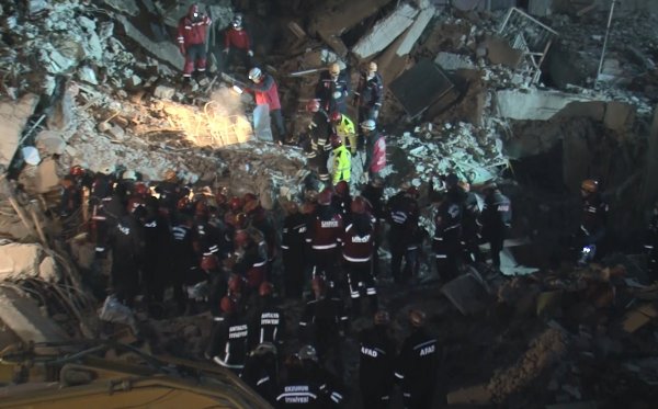 Enkaz altından bir kişinin daha cansız bedeni çıkarıldı