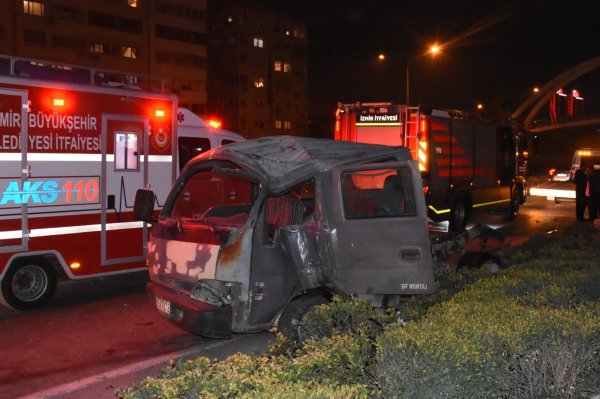i İzmir’de zincirleme trafik kazası: 2'si ağır 3 yaralı