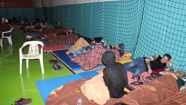 Evleri zarar gören vatandaşlar spor salonunda konaklıyor