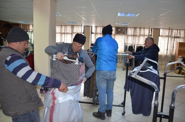 Mallarını depremzedelere gönderen manifaturacı