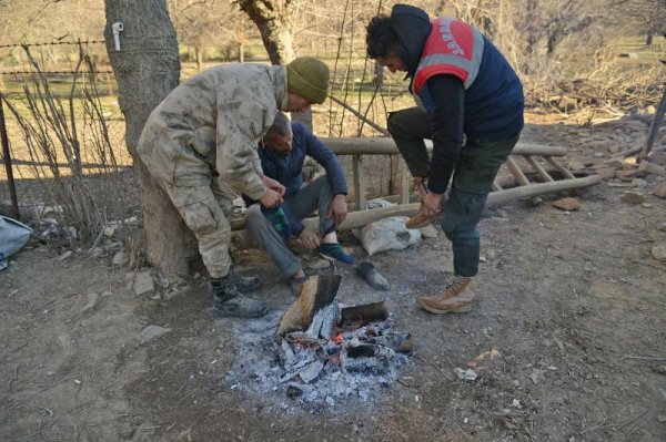 Asker çorabını çıkartıp depremzedeye giydirdi