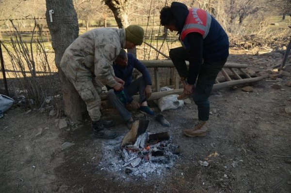 Asker çorabını çıkartıp depremzedeye giydirdi