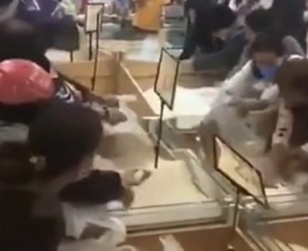 Çin'de alışveriş kavgası büyüyor