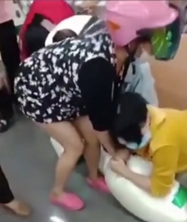 Çin'de alışveriş kavgası büyüyor