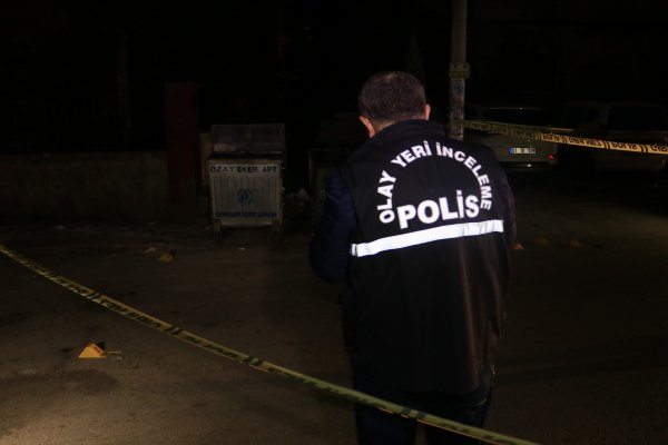 i Adana'da bir kişi 2 yeğenine sokakta kurşun yağdırdı