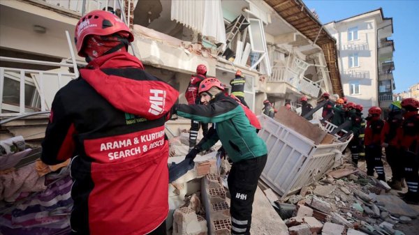 a İHH ekipleri deprem bölgesinde yardımlarını sürdürüyor