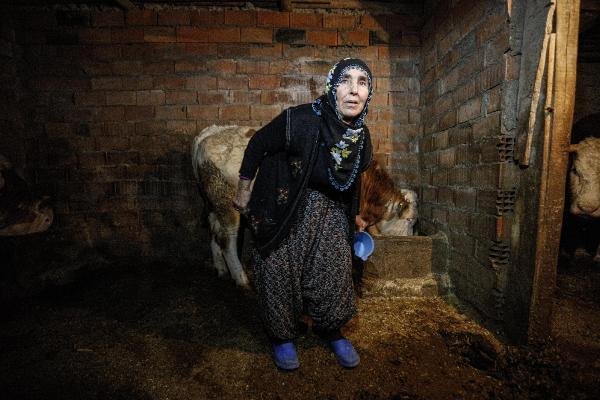 'Robin Hood' deprem bölgesinde para dağıttı