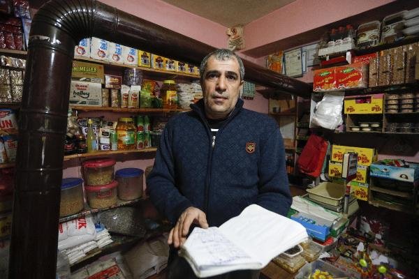 'Robin Hood' deprem bölgesinde para dağıttı