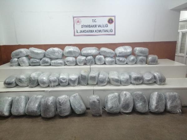 d Traktör römorkunda 250 kilo esrar ele geçirildi