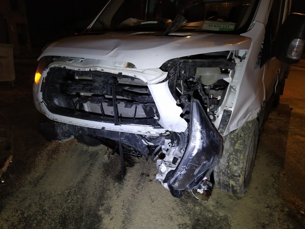 Arnavutköy’de 2 araç kafa kafaya çarpıştı