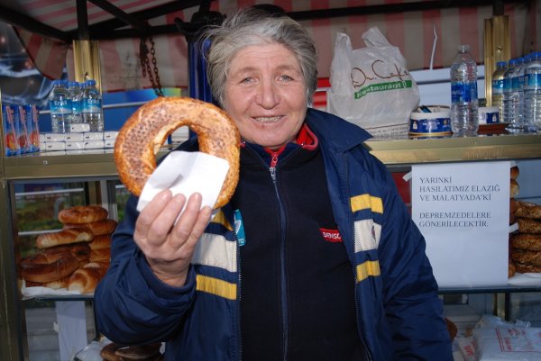 Bir günlük gelirini deprem için bağışlayan 'simitçi abla'