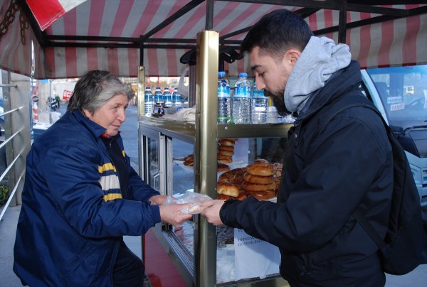 Bir günlük gelirini deprem için bağışlayan 'simitçi abla'