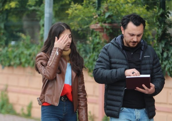 i Lise öğrencisinin çantasını kapıp, kaçtı