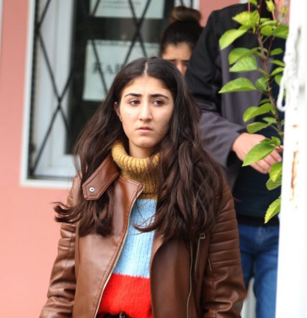 i Lise öğrencisinin çantasını kapıp, kaçtı