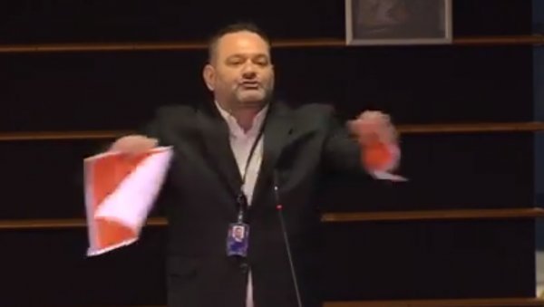 Ece Üner'den bayrak yırtan Yunan vekile tepki