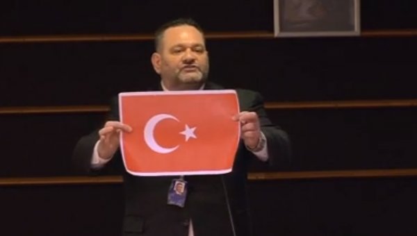 Yunan vekil, AP'de Türk bayrağını yırttı