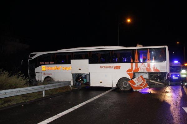 i Düzce'de yolcu otobüsü bariyerlere çarparak yoldan çıktı