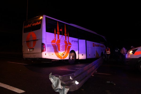 i Düzce'de yolcu otobüsü bariyerlere çarparak yoldan çıktı
