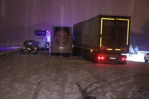 a Bolu'da zincirleme trafik kazası: 1 ölü 19 yaralı