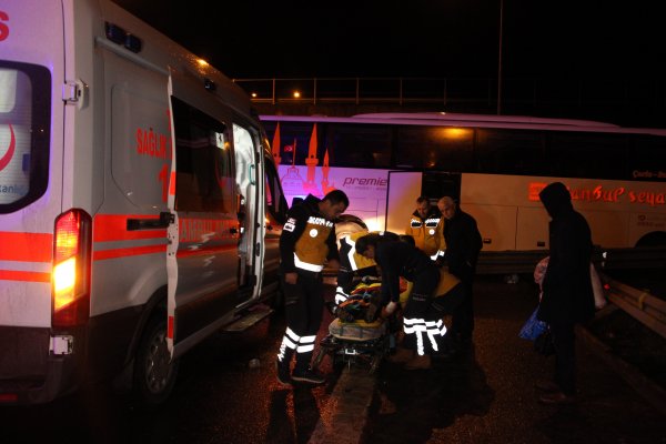 i Düzce'de yolcu otobüsü bariyerlere çarparak yoldan çıktı