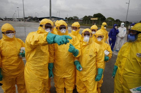 r Endonezya, koronavirüse karşı spreyle önlem aldı