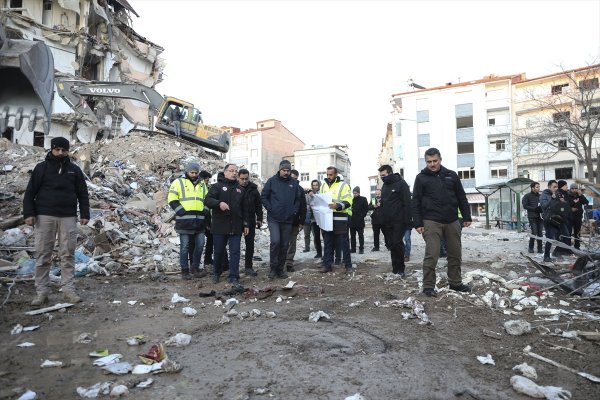 Bakan Murat Kurum, depreme ilişkin son bilgileri paylaştı