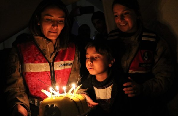 i Depremzede çocuğa çadırda doğum günü