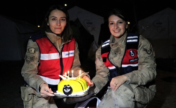 i Depremzede çocuğa çadırda doğum günü