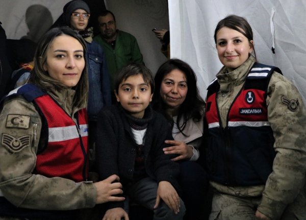 i Depremzede çocuğa çadırda doğum günü