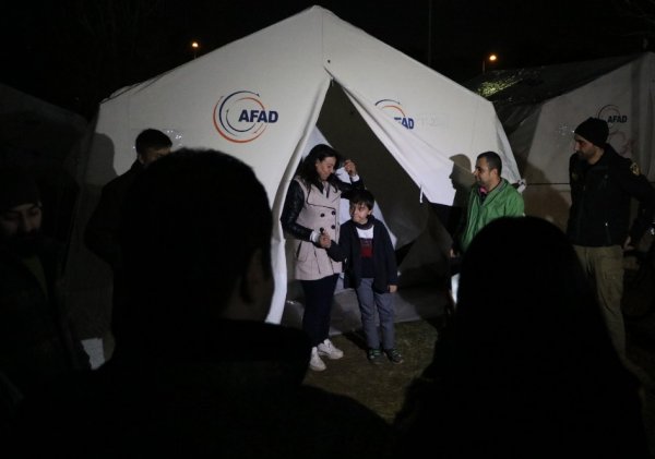i Depremzede çocuğa çadırda doğum günü