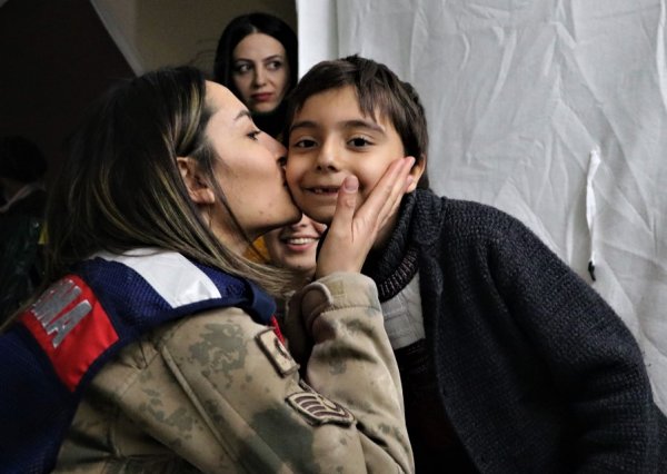 i Depremzede çocuğa çadırda doğum günü